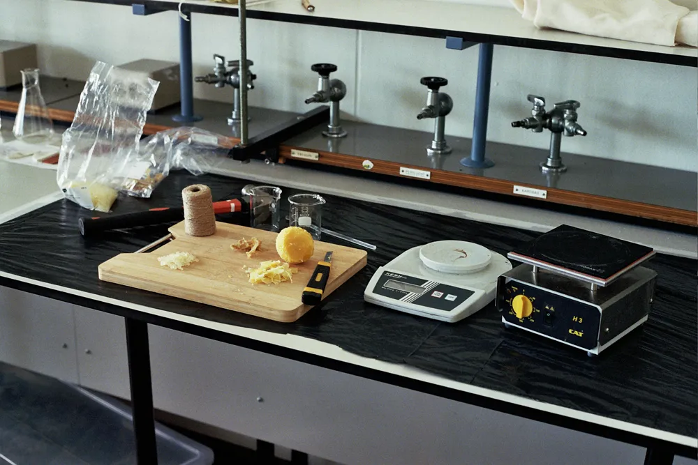 Enactment of Hugh Platt's ceramic cement recipe by Tomas Brown.