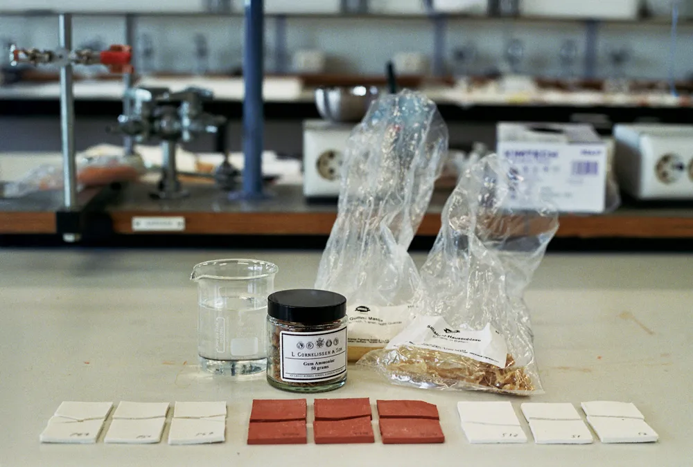 Tomas Brown testing simple historical glue recipes.